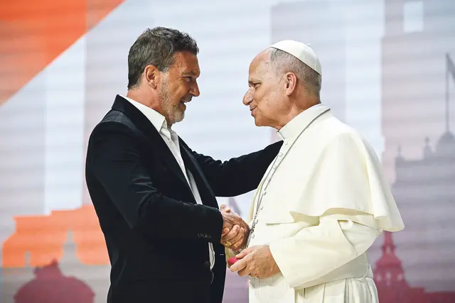 Schauspieler Antonio Banderas und Papst Leo XIV. bei einem Treffen am 7. Juni 2026 in der Movistar Arena in Madrid. | Foto: Romano Siciliani/KNA