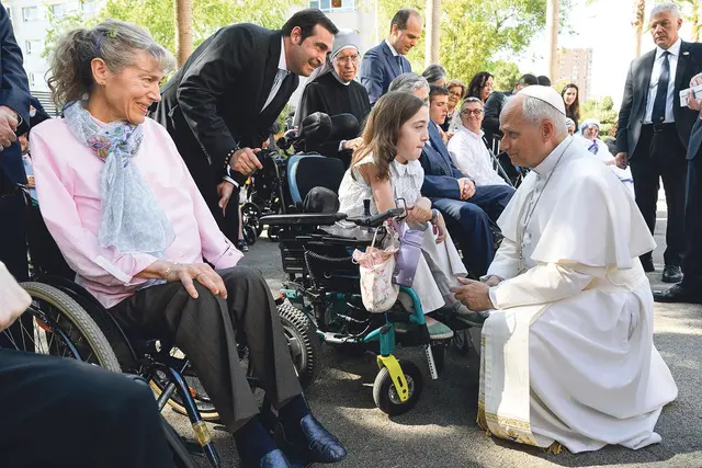 Papst Leo XIV. trifft Menschen mit Behinderungen, die von katholischen Hilfswerken betreut werden, am 6. Juni 2026 in Madrid. | Foto: Romano Siciliani/KNA
