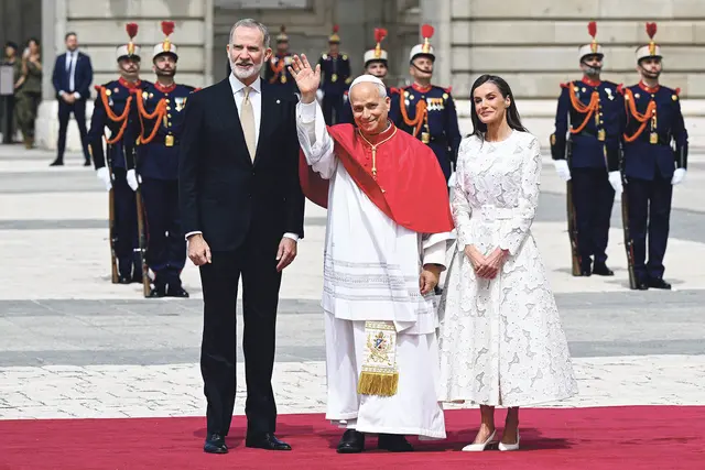 Felipe VI., König von Spanien, und dessen Ehefrau Königin Letizia, empfangen Papst Leo XIV. am 6. Juni 2026 bei seiner Ankunft am Königspalast in Madrid. 
 | Foto: Romano Siciliani/KNA