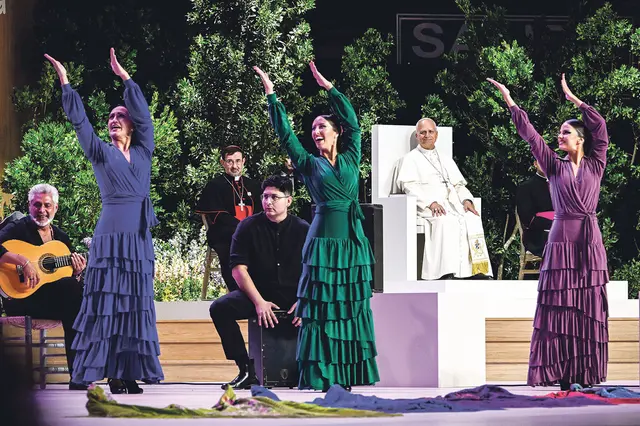Tänzerinnen während eines Treffens von Papst Leo XIV. mit Personen aus Kultur, Wirtschaft, Wissenschaft und Sport in der Movistar Arena in Madrid. | Foto: Romano Siciliani/KNA