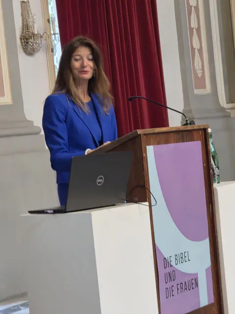  Univ.-Prof. Dr. Andrea Taschl-Erber (Privat-Universität Linz) schilderte die wissenschaftliche Arbeit hinter dem Projekt. 