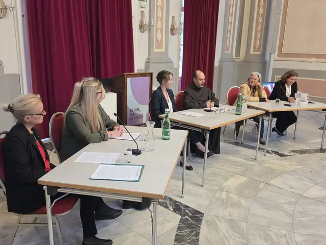 Den Abschluss bildete eine höchst lebendige Podiumsdiskussion über die Bedeutung des Projekts für die junge Generation: v. l.:  Andrea Reich, Chiara Schallhammer, Marlene Senarclens de Grancy und Br. Sebastian Joel Chávez Cabeza diskutierten gemeinsam mit Irmtraud Fischer und Michaela Sohn-Kronthaler. 