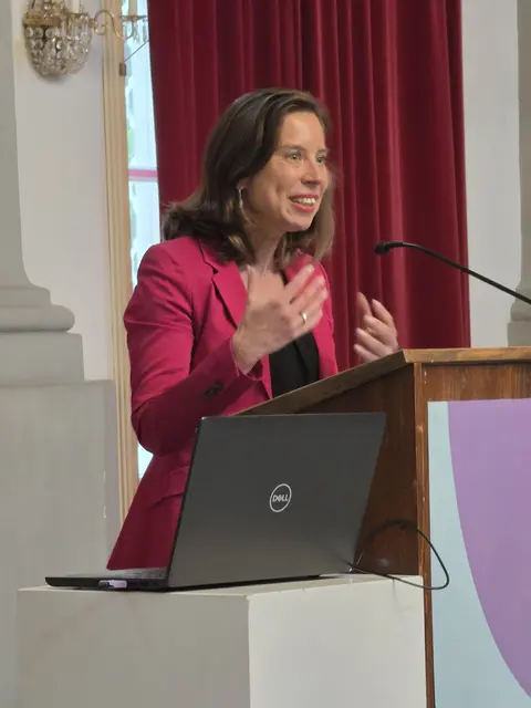 HS-Prof. Dr. Edith Petschnigg veranschaulichte die editorische „Knochenarbeit“.
