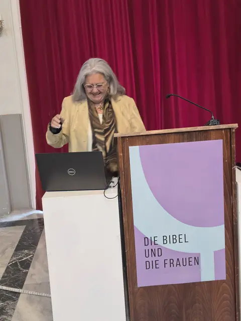 Univ.-Prof. DDr. Irmtraud Fischer (Graz) präsentierte das abgeschlossene Werk vor Ort. | Foto: Theologische Fakultät
