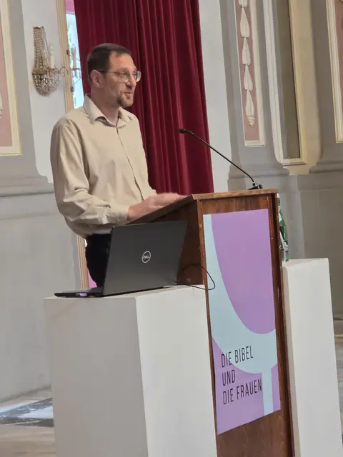 Dr. Patrick Marko (Institut für Alttestamentliche Bibelwissenschaft) gewährte zudem humorvolle Einblicke in das „Chaos der Projektabrechnung“.