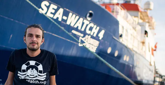 Auf dem Schiff Sea-Watch hilft Jakob Frühmann mit, Menschen vor dem Ertrinken aus dem Mittelmeer zu retten. Die gleichnamige Hilfsorganisation wurde 2015 von Privatpersonen gegründet. Seitens der katholischen Kirche in Österreich wünscht sich der burgenländische Theologe und Aktivist Unterstützung und den Mut, sich klar für den Schutz von Menschen auf der Flucht auszusprechen. | Foto: Chris Grodotzki