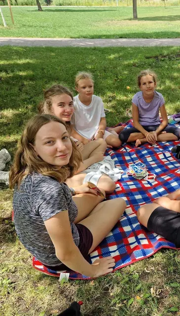 Die Ministrantinnen spielen Karten. | Foto: zVg