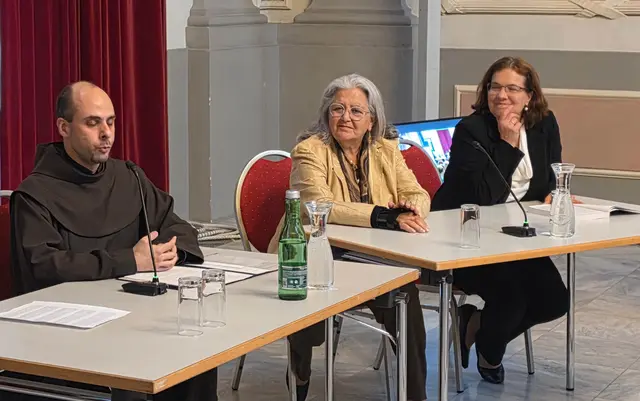 In einer Podiumsdiskussion mit Studierenden und Projektbeteiligten wurde die Bedeutung des Projektes „Die Bibel und die Frauen“ erörtert. V. l.: Br. Sebastian Joel Chávez Cabeza, Irmtraud Fischer und Michaela Sohn-Kronthaler. | Foto: Theol. Fak.