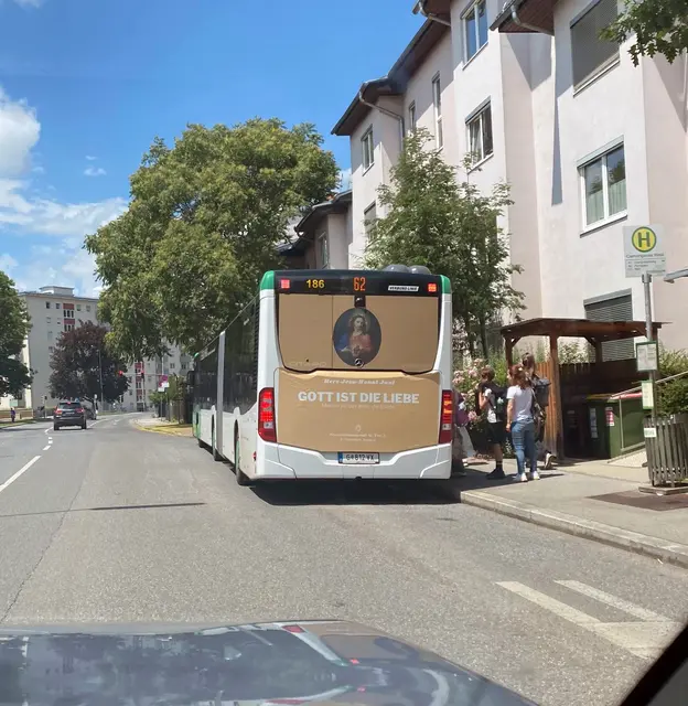 „Gott ist die Liebe“: Wer verbirgt sich hinter den aktuellen Herz-Jesu-Werbesujets auf Grazer Bussen? | Foto: Veitschegger