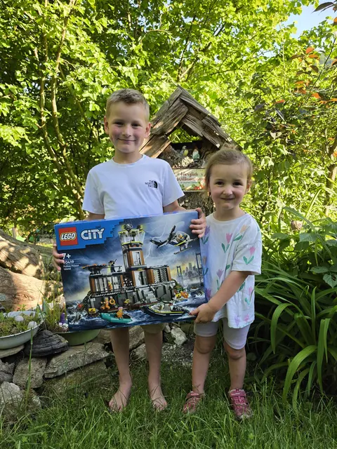Jakob (6) aus Ybbsitz: "Besonders auf das Zusammenbauen freue ich mich, und dann spiele ich mit meiner Schwester Luisa Polizeit und Diebe." Jakob gewann mit seinem Bild "Jona und der Wal". | Foto: privat