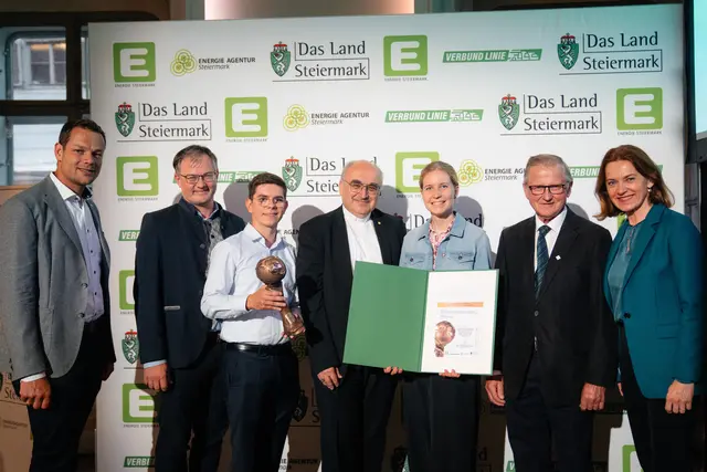 Das Team der Diözese Graz Seckau: (v. l.) Wolfgang Pucher, Martin Halmer, Felix Grubholz, Bischof Wilhelm Krautwaschl, Veronika Kirbisser, Josef Niederl mit Rubrikpatin, Landesrätin Simone Schmiedtbauer. | Foto: Land Steiermark/Weissitsch
