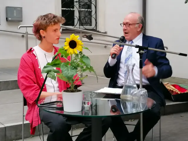 Gerhard Friesinger (links) mit Moderator Anton Christian Glatz. Der erst 14-jährige Nachwuchsautor beeindruckte das Publikum mit seinem flotten Prosatext. | Foto: Hautz
