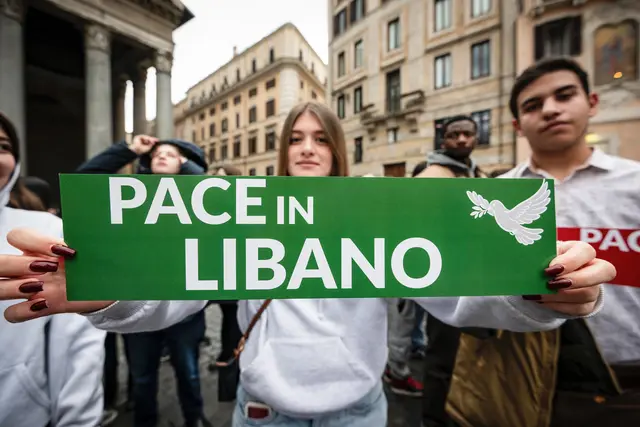 Für „Frieden im Libanon“ (Bild) gingen Jugendliche kurz nach Kriegsausbruch auf die Straße. Die Gemeinschaft Sant‘Egidio hatte am 15. März zu einer spontanen Protestaktion in Rom aufgerufen. Seit 2. März herrscht im Libanon erneut Krieg.   | Foto: KNA