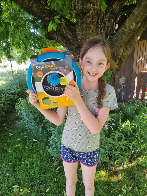 Sonja (9) aus Pottenbrunn gewann für ihr Bild "Jesus sucht sich Freunde aus" den dritten Platz und ein lustiges Ballspiel. | Foto: privat