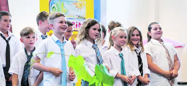 Kinder der Pilgrim-Volksschule Neutal begeisterten mit Musik-Einlagen. | Foto: Franz Josef Rupprecht