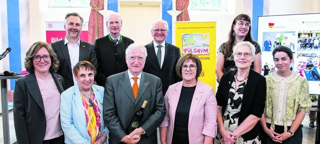 Alter und neuer Vorstand von PILGRIM; hinten: Stefan Sampt, Thomas Lampalzer, Piotr Kubiak, Heidelinde Krüger; vorn: Adele Grill, Martha Finger, Hans Hisch, Doris Ziniel, Christine Wogowitsch, Laura Flachs. | Foto: Franz Josef Rupprecht