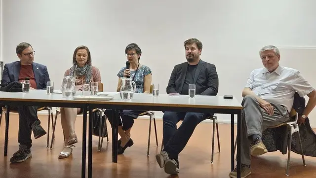 Kritik an der EU-Asyl- und Migrationsreform übten am 18. Juni auch (v. l.) Lukas Gahleitner-Gertz (Asyl-koordination), Ruth Schöffl (UNHCR), Katharina Renner (KAÖ), Gemeinderat Nikola Poljak und der ehemalige Caritas-Direktor Helmut Schüller.  | Foto: PfarrnetzwerkAsyl/Weinrad