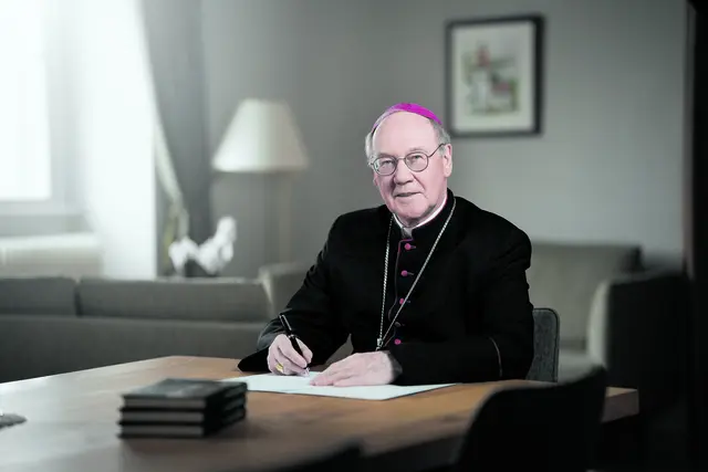 Diözesanbischof Dr. Alois Schwarz wurde vor 50 Jahren von Kardinal Franz König zum Priester geweiht. „Ich war 24 Jahre alt und habe gespürt: Dieser Schritt ist größer als meine eigenen Möglichkeiten. Besonders das Handauflegen, die Stille und das Gebet der Kirche sind mir in Erinnerung geblieben.“
 | Foto: Thomas Sattler