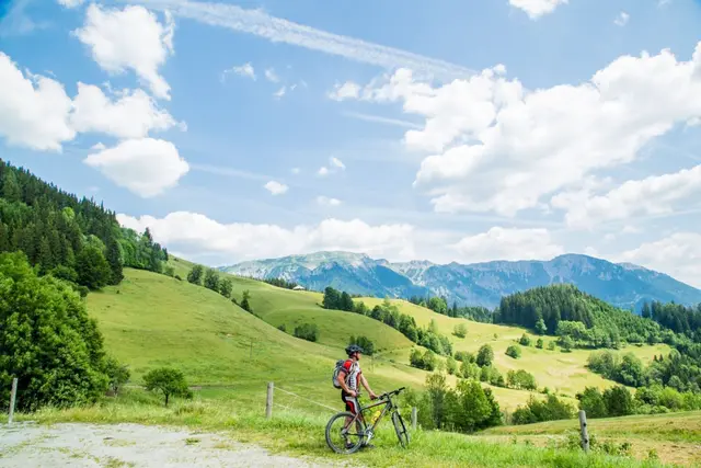 Die stärkste Umweltbelastung entsteht oft nicht am Urlaubsort, sondern auf dem Weg dorthin – deshalb lohnt sich Nähe und das Reisen mit Bahn, Bus oder Rad. | Foto: TV Hochsteiermark / nicoleseiser.at