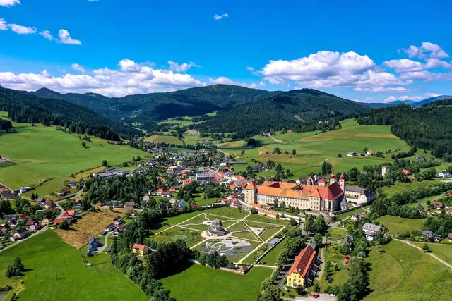 Als gastfreundlicher Ort gilt das gesamte Stiftsareal, Mittelpunkt für den Seelsorgeraum und geistliche Kraftquelle für viele Menschen aus nah und fern. Mit seiner Gründung war der Auftrag verbunden, in der Region den Glauben zu verkündigen, den Menschen Bildung und Kultur zu vermitteln und ein gesichertes Leben zu ermöglichen. | Foto: Stift St. Lambrecht