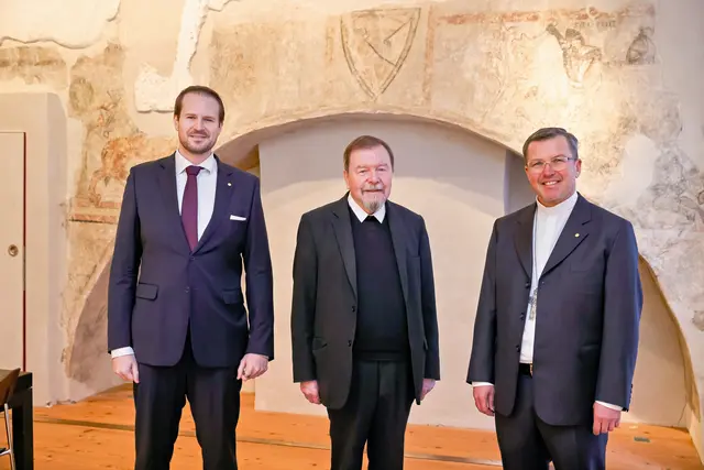 Das neue Generalvikariat in der Nachfolge von Erich Linhardt (Mitte) besteht aus Direktor Lukas Grangl (l.) und Weihbischof Johannes Freitag (r.). | Foto: Neuhold