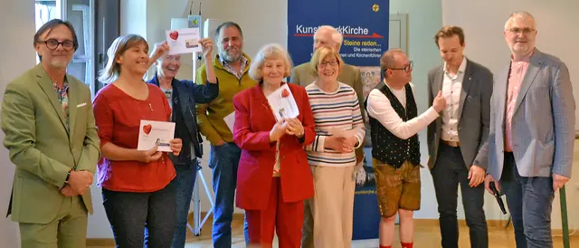 Dankbar für 20 Jahre Kirchenführungen (v.l.): Ressortleiter Walter Prügger mit Herta Fladl 
(Kapfenberg), Christa Meinx (Graz-St. Veit), Hermann Pachner (Aflenz), Lotte Reiter (Leoben-Göß), Gerhard Prach (Bruck an der Mur), Karla Schrittwieser (St. Lorenzen im Mürztal), Pfarrer Ronald Ruthofer, Bürgermeister Johannes Wagner und Diözesankonservator Heimo Kaindl. | Foto: Traby
