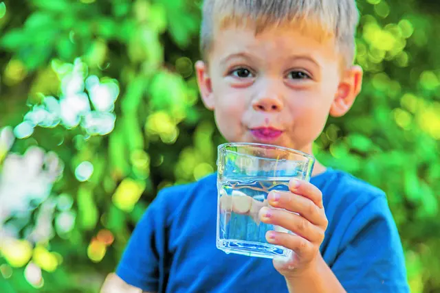 Schon ein Becher Wasser, aus Liebe gegeben, bleibt vor Gott nicht unbeachtet. Keine Tat der Liebe ist zu klein.  | Foto: Anna - stock.adobe.com