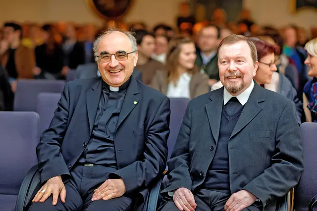 Auf einer guten freundschaftlichen Basis stand die Zusammenarbeit zwischen Diözesan-bischof Wilhelm Krautwaschl (l.) und Generalvikar Erich Linhardt.  | Foto: Neuhold