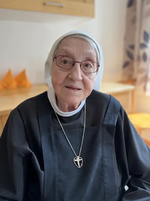 Sr. Hedwigis wuchs unter schwierigsten Bedingungen auf. Als Ordensfrau erfuhr sie erstmals herzliche Liebe – und gab sie weiter.  | Foto: Kaltenhauser