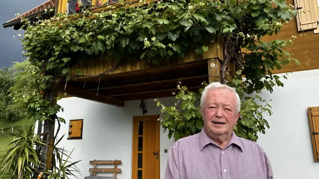 Seinen wohlverdienten Ruhestand verbringt Pfarrer Peter in der Idylle seines Rabendorfer Blockhauses