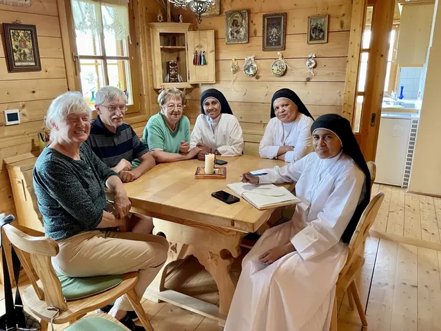 Schwestern vom Pater Franz Lackner auf Besuch bei Pfarrer Peter
