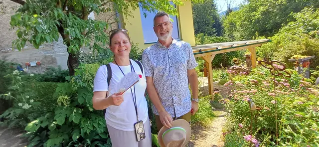 ReisebegleiterIn Kordula Klass (l.)vom SONNTAGSBLATT dankt dem Gartenreise-Experten Klaus Wenzel (r.) sowie Robert Kügerl als umsichtigem Busfahrer, der alle Mitreisenden gut hin und zurück gebracht hat.  | Foto: Florian Heckel