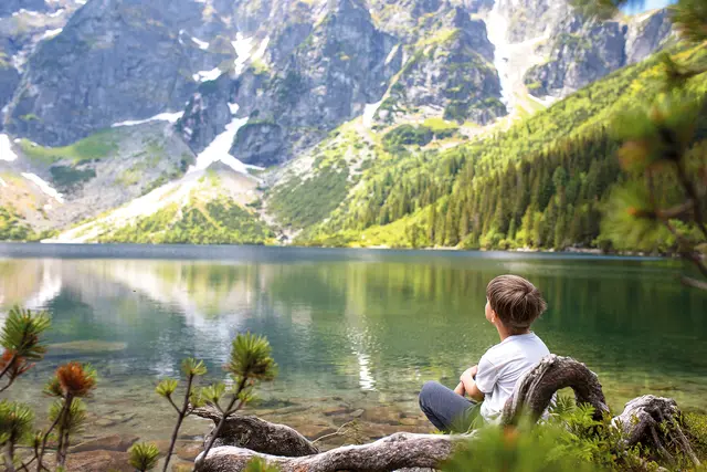 Wenn Eltern mit traditionellen Glaubensformen hadern, finden manche Großeltern andere Wege. | Foto: Iryna/AdobeStock