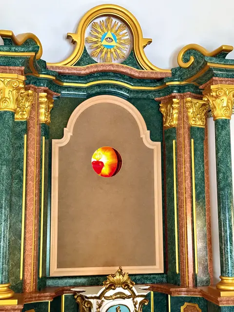 Das Altarbild wartet noch darauf, gemalt zu werden und bietet Durchblick auf das Rundfenster dahinter mit dem brennenden Herzen Jesu. | Foto: Slouk