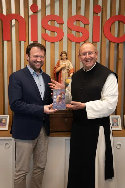 Benedikt Michal, Schulamtsleiter der Diözese St. Pölten, präsentiert das ins Deutsche übersetzte Buch gemeinsam mit Missio-Nationaldirektor Pater Karl Wallner. | Foto: benediktakademie.at
