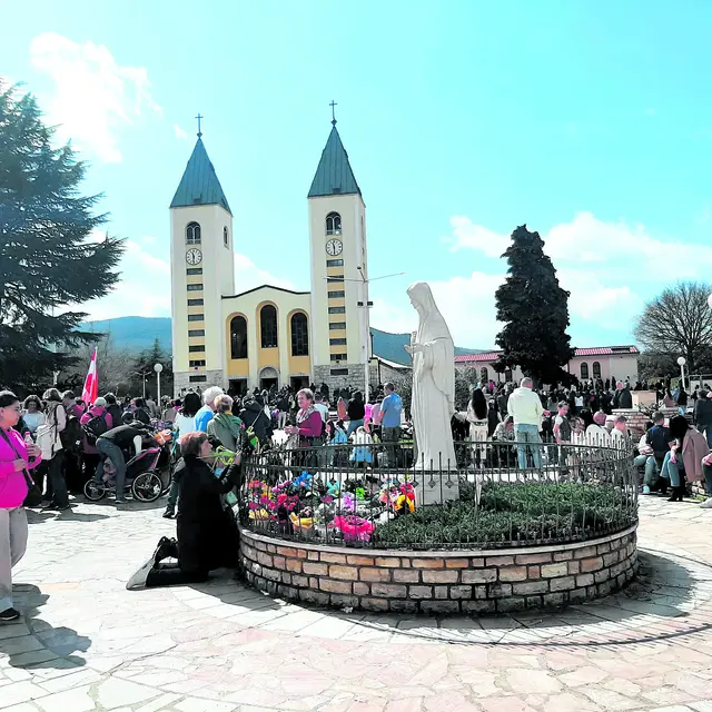 Gläubige in Medjugorje vor der Basilika | Foto: zVg