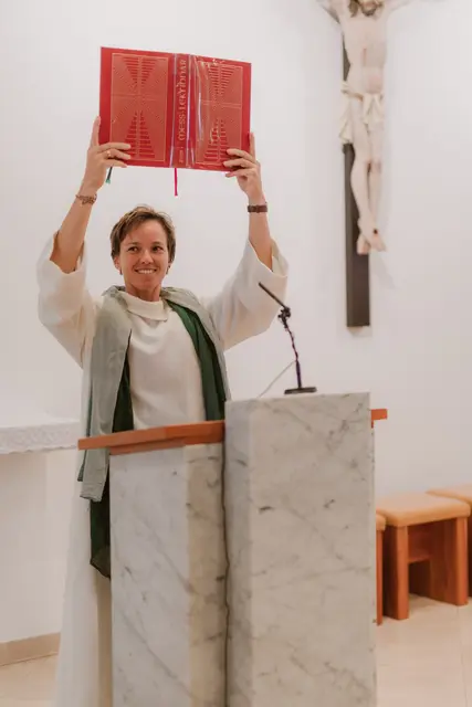 Krankenhaus-Seelsorgerin Margot Brucker feiert Gottesdienst.  | Foto: Diözese Linz / Frauenkommission / Laurenz Kaiser