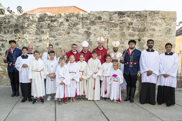 Gruppenfoto mit Ministrant:innen und Ehrengästen nach der Liturgie.  | Foto: Franz Josef Rupprecht