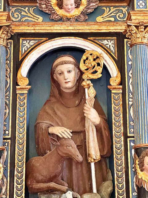 Der heilige Einsiedler Ägidius mit Hirschkuh prägt den Hochaltar. Die Figur ist 500 Jahre alt. | Foto: Slouk