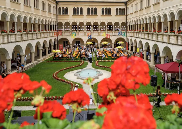 Ein Blick in den geschmückten Innenhof des Schlosses. | Foto: Daniel Schöffmann