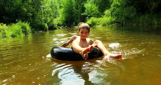 Den Sommer mit allen Sinnen genießen: die Sonne auf der Haut spüren, den Duft von Heu riechen, ins Wasser eintauchen. | Foto: markasia - stock.adobe.com