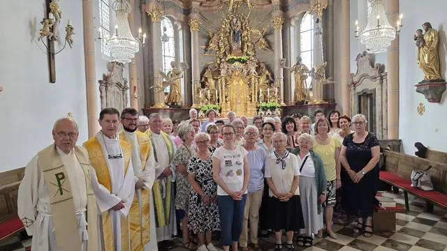 Die Pfarrhaushälterinnen und Priester vor der „Himmelsbergerin“, einer gotischen Marien-statue am Hauptaltar der Pfarrkirche.  | Foto: Risaliti