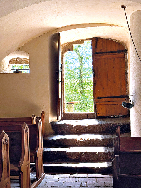 Zwischen Bäumen versteckt sich das ursprünglich romanische Gotteshaus. | Foto: Slouk