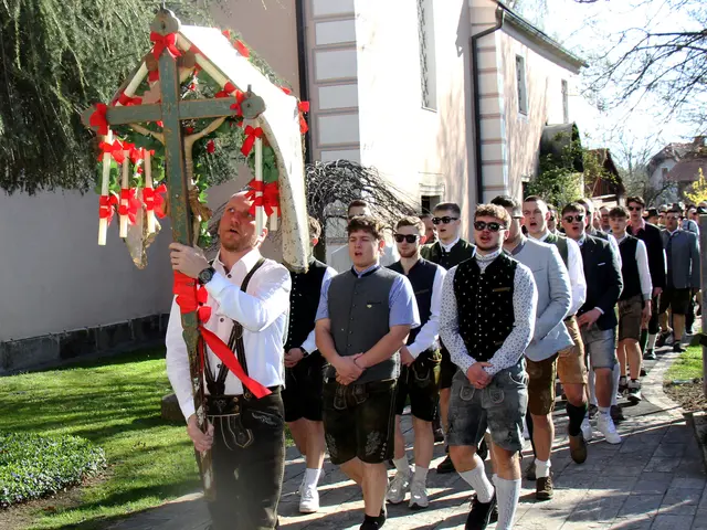 Brauchtum. Nach einem jahrhundertealten Brauch kommen am Ostersonntag zahlreiche „Maschtasinger“ (abgeleitet vom Wort „Marter“) aus verschiedenen Ortsteilen von Mooskirchen zur Pfarrkirche. Dem Vortragekreuz folgend wird gesungen und gebetet. Das Gelöbnis stammt aus der Pestzeit und ist eine dankbare Erinnerung.