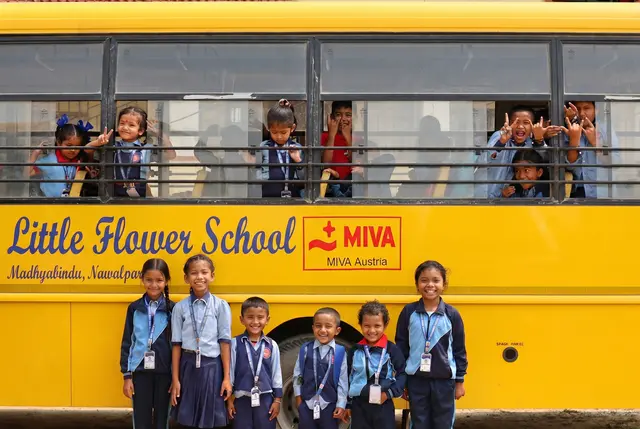 Das katholische Hilfswerk MIVA – kurz für „Missions-Verkehrs-Arbeitsgemeinschaft“ – stellt Transportmittel für Mission und Entwicklungszusammenarbeit bereit. Mit Spenden aus der im Juli stattfindenden Christophorus-Aktion sollen Kinder wie jene der „Little Flower School“ in Nepal (Bild) in die Schule gelangen können.  | Foto: MIVA