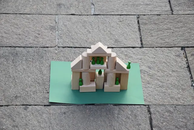 Begreifen, was dahintersteht. Auf der Jahrestagung der ARGE Kulturvermittlung bauten die Teilnehmenden auch die Fassade der Grazer Dreifaltigkeitskirche mit Holzklötzen nach. Durch spielerisches Gestalten kann Kirchenkunst physisch erfahren und lebensnah vermittelt werden.  | Foto: emw