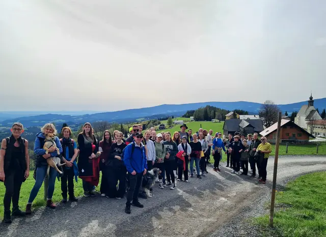 Gemeinsam unterwegs. Jeden Ostermontag findet in Edelschrott der Emmausgang statt, der traditionell ein Fixpunkt für die Firmlinge der Pfarre ist. Abmarsch ist um 6.30 Uhr bei der Pfarrkirche, Abschluss und Höhepunkt bildet die Messe um 10 Uhr in der Filialkirche St. Hemma, die auch ein Ausgangspunkt für den Hemmapilgerweg nach Gurk in Kärnten ist.  | Foto: Pfarre
