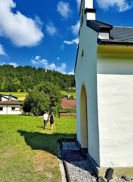 Die Nepomukkapelle der Klinglers steht in Sichtweite vom alten Bauernhaus und vom neueren Wohnhaus.  | Foto: Slouk
