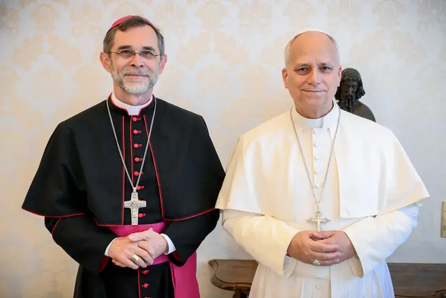 Am 11. Juli teilte der Vatikan die Ernennung von Erzbischof Josef Grünwidl (l.) zum Ordinarius für katholische Ostkirchen in Österreich durch Papst Leo XIV. (r.) mit.  | Foto: KNA