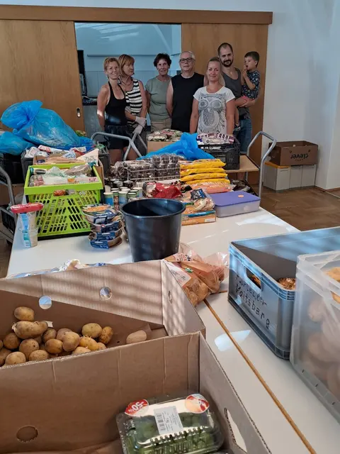 Schöpfungsverantwortung. In den Pfarren Voitsberg und Köflach werden in Kooperation mit Foodsharing überschüssige Lebensmittel in „Fairteiler-Kästen“ zur freien Entnahme angeboten. Jeden Samstag um 19 Uhr gibt es im Pfarrsaal Voitsberg für alle die Möglichkeit, „gerettete“ Lebensmittel abzuholen. | Foto: alle Bilder: Pfarre